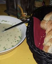 Kartoffelsuppe mit Baguette