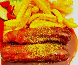 Currywurst mit Pommes