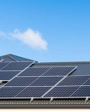 Solaranlagen: Die Sonne ist eine unerschöpfliche Energiequelle, die immer mehr an Bedeutung gewinnt. Gerade in Zeiten steigender Energiepreise und wachsendem Umweltbewusstsein sind Solaranlagen eine effiziente und nachhaltige Lösung. Ob Photovoltaik zur Stromerzeugung oder Solarthermie für Warmwasser und Heizungsunterstützung - wir sind Ihr kompetenter Partner in der Region. Von der Beratung über die Planung bis hin zur Installation und Wartung: Bei uns erhalten Sie umfassende Leistungen aus einer Hand. Nutzen Sie die Kraft der Sonne und investieren Sie in eine zukunftssichere Technologie.