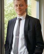 Daniel Ostermann Portrait - Fenster nah-min.jpg