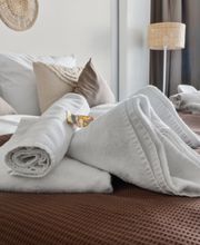 Senior Suite – Meerblick
Die Senior Suite – Meerblick beeindruckt mit 38 qm und bietet Platz für bis zu 3 Personen. Diese luxuriöse Suite verfügt über ein Kingsize-Bett und ein zusätzliches Einzelbett in einer gemütlichen Schlafnische, ideal für eine kleine Familie oder auch für Paare. Genießt die moderne Küche und den spektakulären Meerblick.
Der perfekte Rückzugsort für einen erholsamen Aufenthalt in einer Meerblick-Unterkunft mit allen Annehmlichkeiten für eine unvergessliche Zeit.
Bucht noch heute euer Traumapartment und erlebt einen unvergesslichen Aufenthalt im Beachside Grömitz - direkt am Meer!