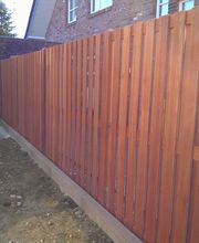 Bangkirai Zaun mit Randsteinen.jpeg