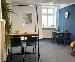 Pausenraum mit mehreren Sitzmöglichkeiten links und rechts.