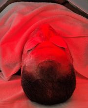 Rotes LED-Licht kurbelt die Kollagenproduktion an. Feine Linien können dadurch aufgepolstert und die Entstehung neuer Falten verlangsamt werden. Nebenbei regt die Behandlung mit rotem Licht die Durchblutung an und kann dadurch für einen frischeren Teint