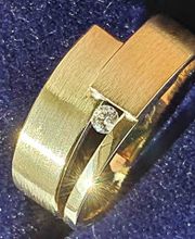 Strakke geelgouden ring gemaakt naar het idee van de klant, met een schitterende briljant!