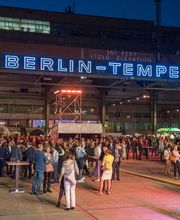 FirstLoveCoffee GmbH - Kaffee Catering Berlin - Türkiser Kaffeeanhänger als mobile Kaffeebar bei einer großen Veranstaltung in Berlin Tempelhof, ideal für Messe Catering, Firmenevents und Kaffee Service vor Ort.