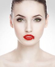 Die Platelet Rich Plasma Therapie oder auch Vampir Lift genannte Behandlung macht sich die Wachstumsfaktoren des eigenen Blutes zu Nutzen. In ihrem Verlauf wird dem Patienten eine geringe Menge Blut entnommen, dieses Blut zentrifugiert und andere zu behandelnden Stelle wieder injiziert.