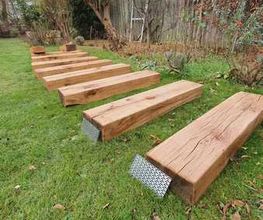 Spezialisten für Massivholzprodukte und Natursteinprodukte für den Innen und Aussenbereich.
Ob für Handwerker oder Händler, Architekten oder Bauherren, wir garantieren Ihnen unkomplizierte, reibungslose & kompetente Zusammenarbeit & beraten Sie gerne telefonisch oder persönlich über die verschiedenen Eigenschaften von Eiche oder Naturstein.
Wir sind spezialisiert in dem Verkauf von erstklassigem Eichenholz und hochwertigen Steinen für eine Vielzahl von Projekten. Unsere Eichenholzprodukte, von stabilen Balken bis hin zu eleganten Terrassen-Dielen, bieten die ideale Grundlage für robuste Konstruktionen und ästhetische Designs wie Holztreppen, Holzpergolen, Holzstegge oder Holterrassen. Ebenso sind unsere Sandsteinprodukte eine exzellente Wahl für Terrassenplatten, die jedem Aussenbereich einen Hauch von Natur und Eleganz verleihen.