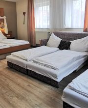 Zimmer 6, Familienzimmer, Groß Zimmer, Hotel Drei Lilien, Werbach, Tauberbischofsheim, liebliches Tabertal, Hotel, Familienurlaub, Ausziehbett.jpg