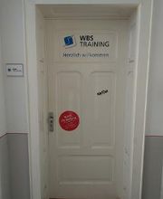 Eingangstür im Flur mit WBS Training Schild