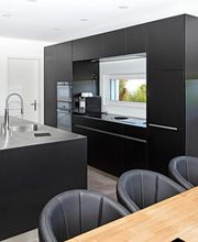 Hefti Ins AG, Küche schwarz