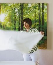 Behandlungsvorbereitung mit Tuch und Therapieliege im Praxisraum von Physiotherapie Birkhoff. Das Motiv vermittelt Hygiene, Ruhe und eine professionelle Umgebung für Schmerztherapie Magdeburg und manuelle Behandlung.