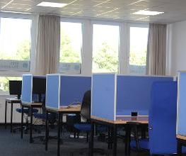 Unterrichtsraum mit mehreren PC-Arbeitsplätzen.