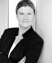 Portrait der Regionalleiterin Lara Drüke. Schwarz-weiß Aufnahme.