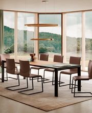 Zeitlos. Vielseitig. MALEO.
Ehrlich und charakterstark – MALEO verkörpert zeitloses Design in seiner reinsten Form. Sein zurückhaltender Stil macht ihn zum idealen Begleiter für jede Tischrunde und jedes Interieur. Ob in der Wohnküche, im Büro oder