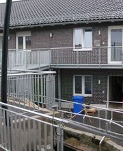 Behindertengerechter Zugang mit Geländer