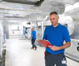 Technik
Die Mitarbeiter der Technik sorgen für die regelmäßige Wartung und Instandsetzung aller technischen Anlagen und kümmern sich um viele Kleinreparaturen, damit alles reibungslos funktioniert.
