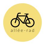 Rundes Logo von allée-rad, dem Fahrradladen in Berlin-Prenzlauer Berg. Klare, moderne Gestaltung mit gelbem Kreis und stilisiertem Fahrrad – Symbol für Bewegung, Handwerk und urbane Radkultur.