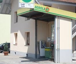AGROLA Tankstelle in Toffen, Bern, eine Tanksäule mit Zahlterminal - bei Wohnhaus zu