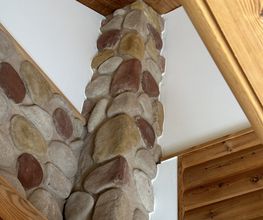 Individuelle Trockenbauarbeiten mit präziser Anpassung an vorhandene Naturstein- und Holzelemente, gleitenden Anschlüssen sowie Tapezier- und Malerarbeiten.