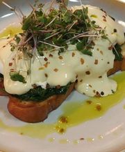 Egg Benedict mit hausgemachter Hollandaise und pochierten Eiern