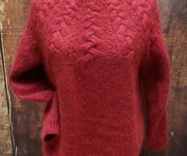 Pull Source de Marie Amèlie Designs est extrait de son livre "Nature" toute une garde-robe élégante et tricotée sans couture.