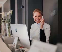 Nette und offene Kommunikation mit Kunden im Kosmetikstudio von Margarita M. Cosmetics in Remscheid