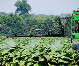 450502-abonos-m-garcia-maquina_fumigando_un_campo.jpg
