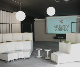 Ihr sucht eine besondere Location für eure nächste Tagung oder euren nächsten Workshop in Stuttgart? Oder braucht für ein-zwei Stunden einen ruhigen Ort für ein (virtuelles) Meeting oder einen Büroraum? Dann haben wir in der Kreativ-Arena in Stuttgart-West (mit der Stadtbahn nur 5 Minuten vom Hauptbahnhof) sicher den passenden Raum für euch. Und on top: ein Mietstudio für Podcastaufnahmen und Audioproduktionen, Foto- und Video Shootings. 

Das Besondere an den Räumen in der Kreativ-Arena: Die flexible Ausstattung - individuell nach euren Wünschen. Ob klassisch bestuhlt, mit Arbeitsinseln oder Zuschauertribüne, alles ist möglich. Modernes, hochwertiges Workspace-Konzept + einfache Buchung.