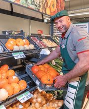 Ben jij de groente en fruit specialist die we zoeken? Kom dan werken bij de leukste supermarkt van Nederland! Jij bent degene die gaat zorgen voor de afdeling met groenten en het lekkerste fruit. Jouw taak is dat de afdeling er iedere dag weer spik en span bijstaat.