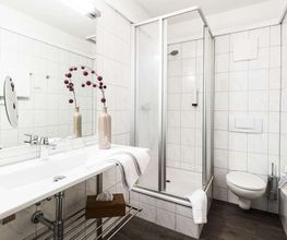 Guest room bath