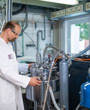 Mitarbeiter bedient Maschine