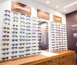 Trabajamos marcas TOP como Oakley , Carrera ,Serengeti y Rayban pero nuestro fuerte es trabajar con producto diferente.
Woddy´s,Moncler, Retro SUPER FUTURE, Massada ...Os esperamos