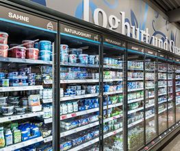 MOLKEREIPRODUKTE
Für jede Gelegenheit ein leckeres Produkt aus der Milch. In unseren Kühltheken finden Sie Joghurt, Pudding, Desserts, Milch-Drinks, Käse, Kefir, Trinksauermilch, Quark und Schmalz. Daneben ist eine große Auswahl an veganen und laktosefreien Produkten vorhanden und selbstverständlich auch regionale Erzeugnisse.