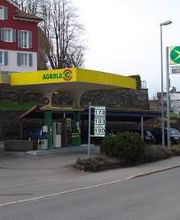 AGROLA Tankstelle in Wattwil bei TCS Pannendienst. Rechts Strasse im Vordergrund.