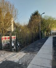 Fertig montierter Doppelstabmattenzaun mit passendem Gartentor zur Abgrenzung eines Grundstücks. Die Zaunanlage von KK GaLaBau bei Berlin sorgt für Sicherheit und fügt sich durch ihre schlichte Gestaltung in das Wohnumfeld ein.