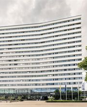 Radisson Blu Hotel Bonn with 336 rooms and a rooftop bar on the 17th floor.