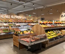 Obst und Gemüse
Die weiträumigen Auslagen in unserer Obst- und Gemüseabteilung bieten Ihnen alles, was gesund, fruchtig, knackig, bunt und köstlich ist. Täglich erhalten wir eine frische Lieferung direkt von EDEKA. Neben den regionalen Hits und den verführerischen Exoten aus aller Welt erhalten Sie bei uns selbstverständlich auch Bio-Produkte und Demeter-Waren wie beispielsweise von Alnatura. Dank der großen Auswahl an verschiedenen Kräutern zaubern Sie sich zuhause schnell allerlei schmackhafte Gerichte mit dem besonderen „Pfiff“. Sie finden bei uns auch Schalenfrüchte – saisonal oder abgepackt von der Firma Seeberger.