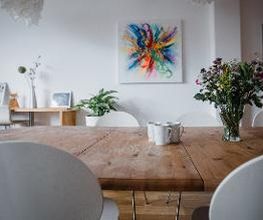 Ein Tisch mit Blumengedeck und Kaffeetassen