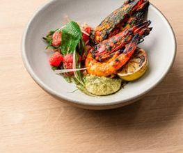 Gambero rosso grillée, salade de pamplemousse, aïoli aux feuilles de curry