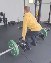 LIFE PERFORMANCE TRAINING | Personal Training Nürnberg - Mann beim Trap Bar Deadlift mit Gewichtsscheiben im Functional Training Bereich, kraftvolle Übung für Beine, Rücken, Gesäß und Ganzkörperkraft.