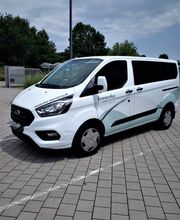 fensterfee reinigt Glas und Gebäude Bild 1