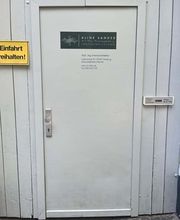 Martin Otto Thie Raumgestaltung Inh. Aline Sander e.K. schlichte Eingangstür eines Ateliers mit klarer Typografie und dezentem Design. Beispiel für professionelles Handwerksumfeld und Markenauftritt.