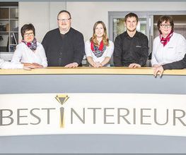 Herzlich willkommen bei BESTiNTERIEUR in Bleialf! Seit über 25 Jahren stehen wir mit unserem Namen für fachliche Expertise und freundlichen Rundum-Service. Als Fachhändler mit Herz und Verstand ist es unser Bestreben, die bestmögliche Einrichtungslösung für Ihre vier Wände zu finden. Darum nehmen wir uns für Sie die notwendige Zeit und Ruhe. Das wissen unsere Kunden aus der Eifelregion Bitburg-Prüm zu schätzen – und begleiten uns teilweise schon seit vielen Jahren.