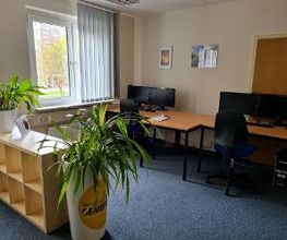 PC-Arbeitsplätze mit Monitoren, Tastaturen, Maus und Headsets.
