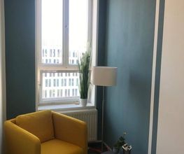 Leseecke am Fenster mit gelbem Sessel, Stehlampe und Beistelltisch