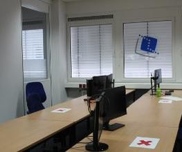 Schulungsraum mit mehreren PC-Arbeitsplätzen
