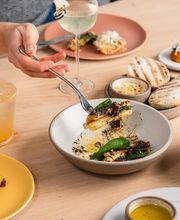 Poireau rôti, crème au yuzu, oseille, amandes fumées