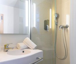 B&B HOTEL Nîmes Centre Arènes image 4