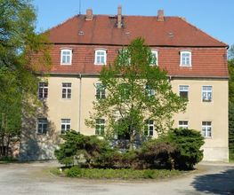 Im Schloss Deutsch-Paulsdorf gibt es einen Andachtsraum für Trauerfeiern.